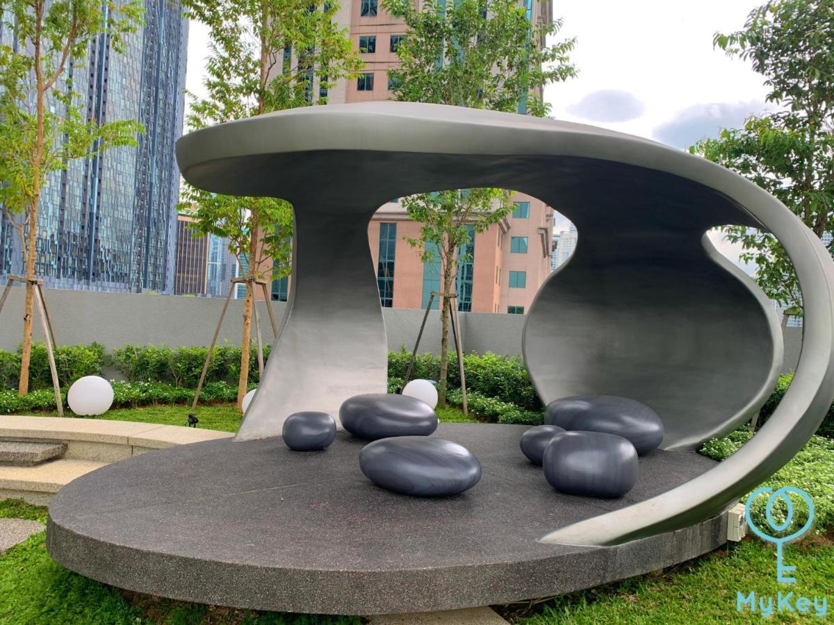 Scarletz Suites By Mykey Kuala Lumpur Exterior photo The sculpture at the entrance of the park