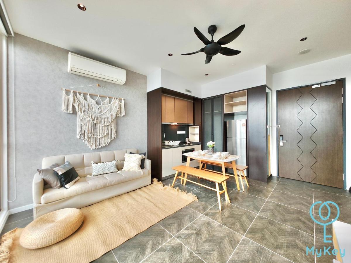 Scarletz Suites By Mykey Kuala Lumpur Exterior photo A 2-bedroom condominium in Malaysia