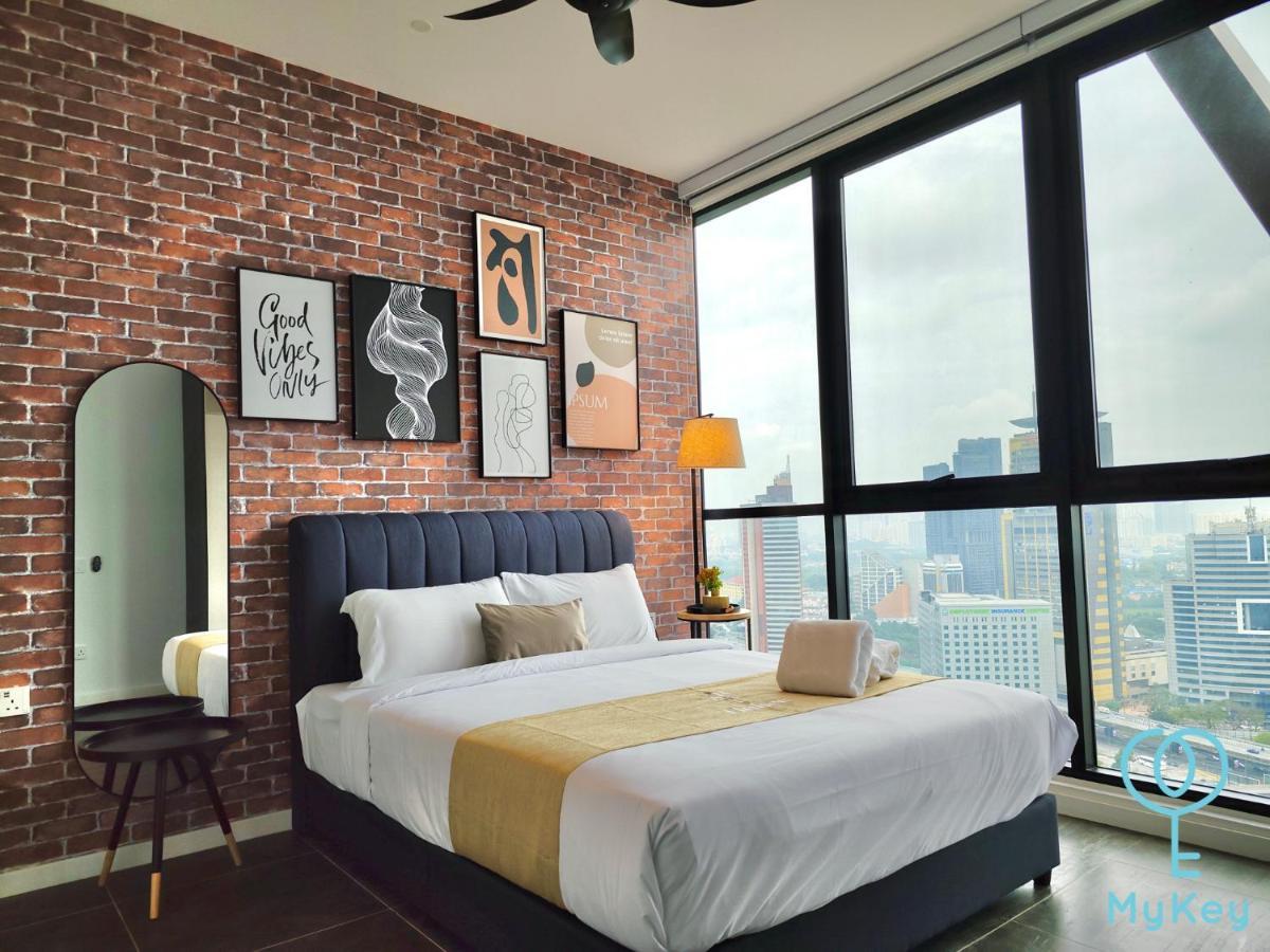 Scarletz Suites By Mykey Kuala Lumpur Exterior photo A bedroom in a serviced apartment in Kuala Lumpur, Malaysia