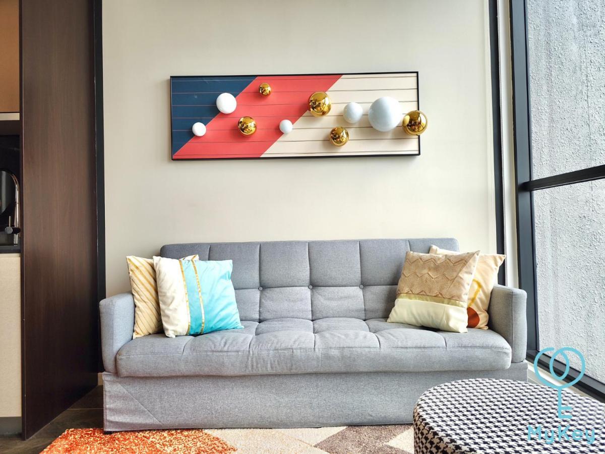 Scarletz Suites By Mykey Kuala Lumpur Exterior photo A sofa bed