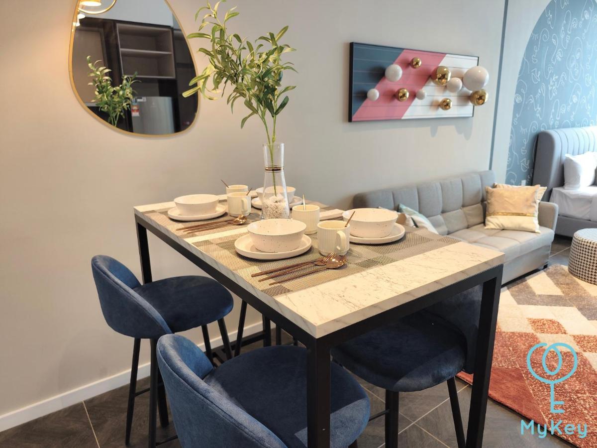 Scarletz Suites By Mykey Kuala Lumpur Exterior photo A dining room in a serviced apartment in Warsaw, Poland