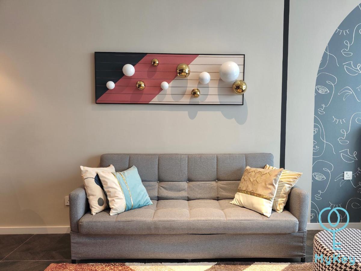 Scarletz Suites By Mykey Kuala Lumpur Exterior photo A sofa bed