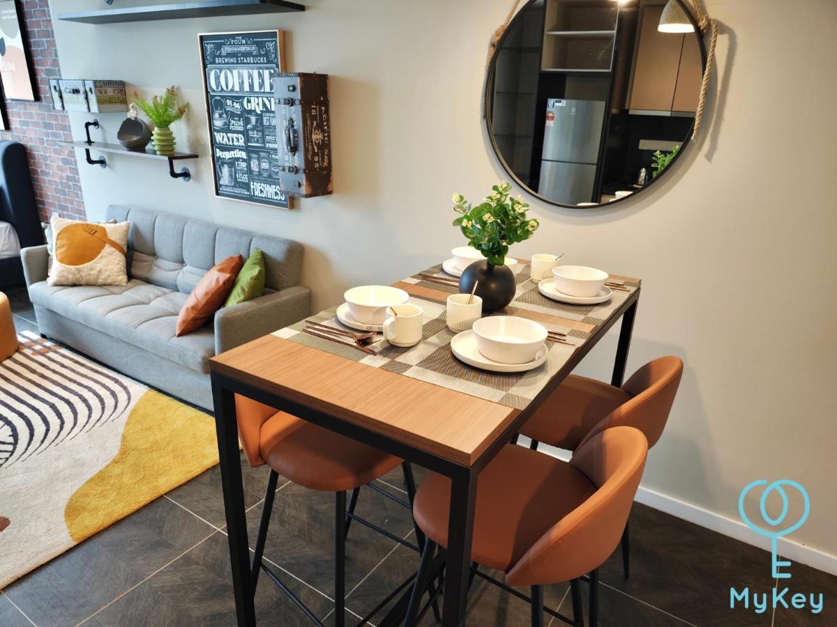 Scarletz Suites By Mykey Kuala Lumpur Exterior photo A dining room in a serviced apartment in Hong Kong