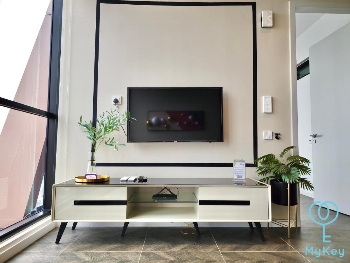 Scarletz Suites By Mykey Kuala Lumpur Exterior photo A TV console
