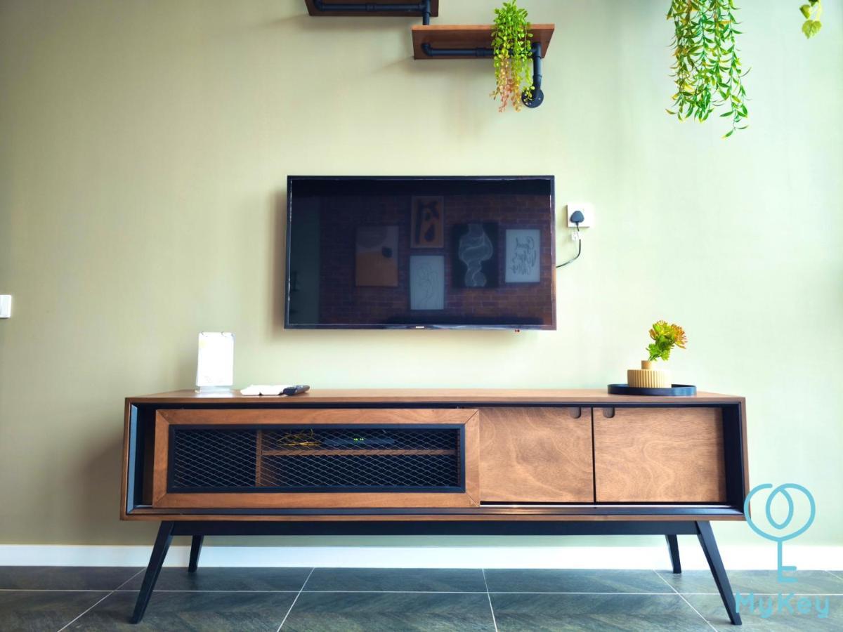 Scarletz Suites By Mykey Kuala Lumpur Exterior photo A TV console