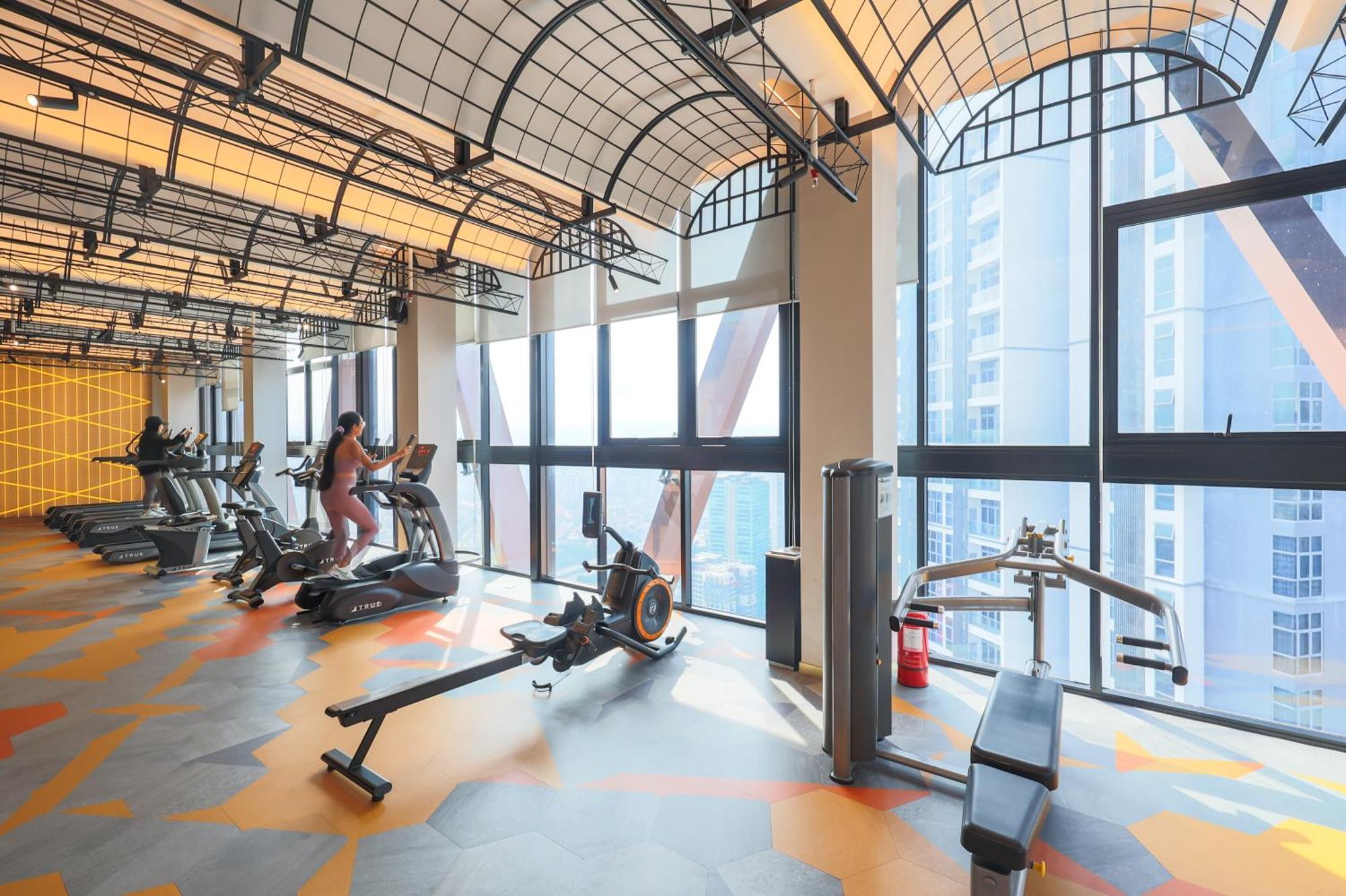 Scarletz Suites By Mykey Kuala Lumpur Exterior photo The gym at the 100-metre high Sky Garden